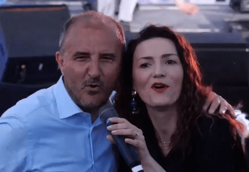 Ambasadori Soreca ia merr këngës përkrah këngëtares së njohur shqiptare (VIDEO) soreca