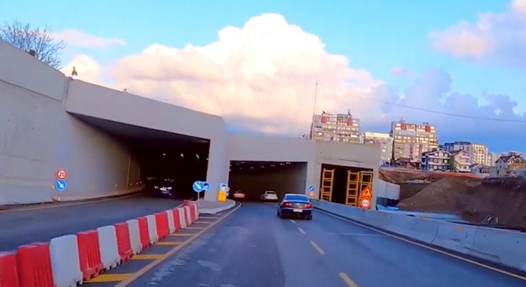 Rama publikon videon: Në hyrje të Tiranës po punohet me 3 turne, s’ka kohë për pushim tuneli shqiponja