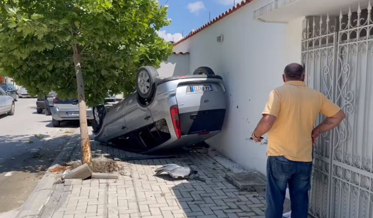 Makina kthehet përmbys në Vlorë! Drejtuesja ishte një vajzë, u përplas me bordurën dhe një pemë vlore