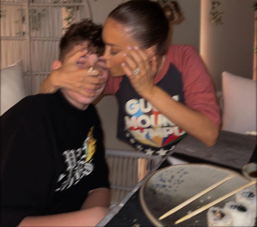 “Kush më lejoi më në fund që ta puth”, Lori Hoxha ndau ca foto të lezetshme me të voglin e shtëpisë 1 1 10