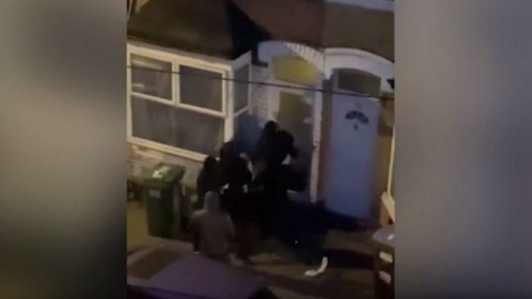 VIDEO/ Shihni si grabitet një “shtëpi bari” në Britani, përballja me thika e shufra hekuri 1 117 780x439 1 770x433 1