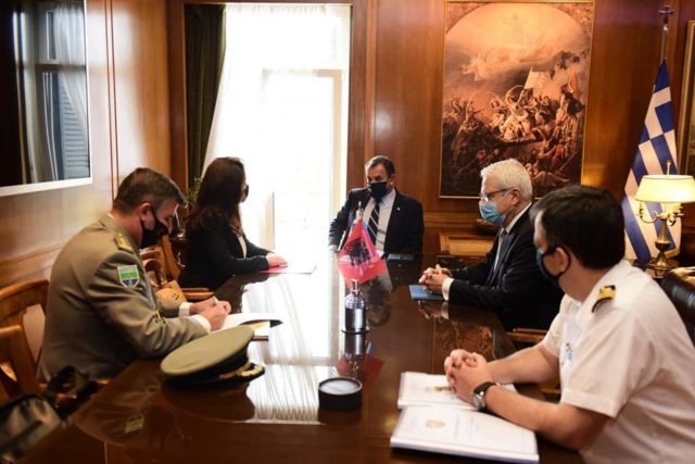Pak orë pas Dendias, ambasadorja shqiptare në Athinë takon ministrin grek të Mbrojtjes 1 190160682 2050046498484517 7693863460035377820 n 640x427 1