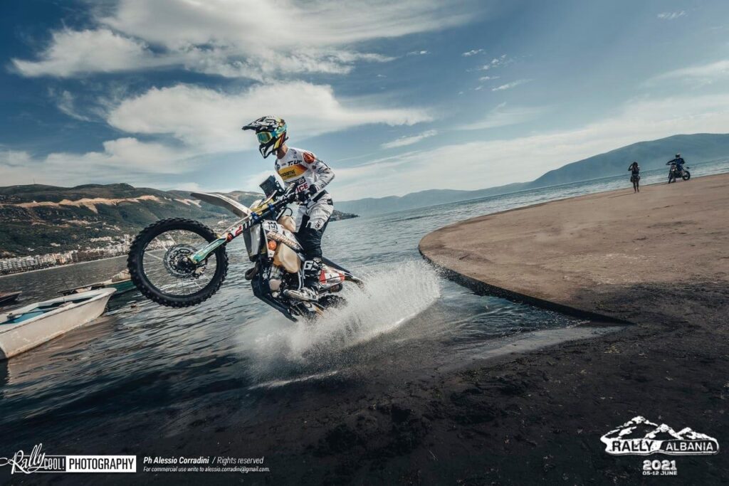 ‘Rally Albania 2021’ spektakël e bukuri shqiptare! 300 të huaj mblidhen në Vlorë, sinjal pozitiv për turizmin! Pilotët: Shqipëria një vend fantastik 195807887 4033974573324670 1794049856701590622 n