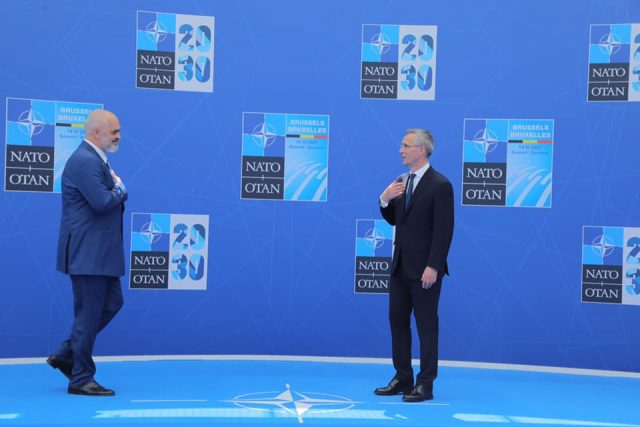 Rama i hedh dorën mbi sup kryeministrit Boris Johnson në Samitin e NATO-s në Bruksel 1 200195458 10158830867021523 6034525676224026280 n 640x427 1