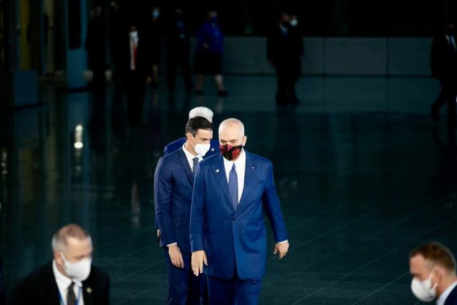 Rama i hedh dorën mbi sup kryeministrit Boris Johnson në Samitin e NATO-s në Bruksel 3 200432381 10158830867361523 477168047793981846 n 640x427 2