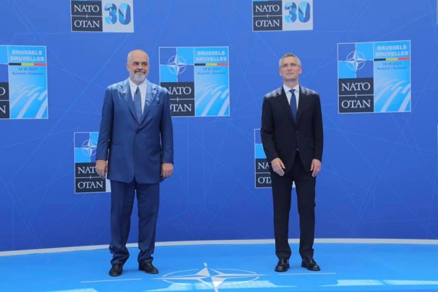 Rama i hedh dorën mbi sup kryeministrit Boris Johnson në Samitin e NATO-s në Bruksel 2 200437521 10158830867806523 2047624357026646542 n 640x427 1