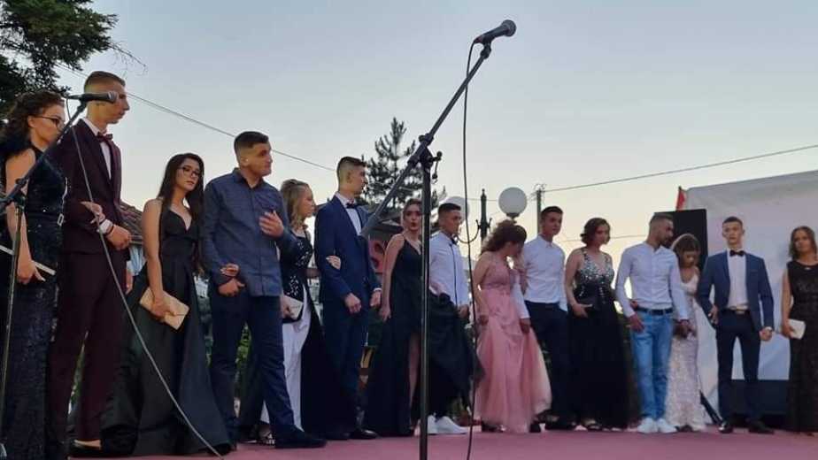 E rrallë në Shqipëri/ Në Devoll del i gjithë qyteti për të parë festën e maturës 1 206029416 506753160645749 6253049528596614840 n