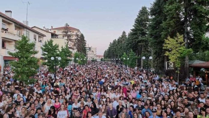 E rrallë në Shqipëri/ Në Devoll del i gjithë qyteti për të parë festën e maturës 208073309 529371481535614 9049149044427164744 n 696x392 1