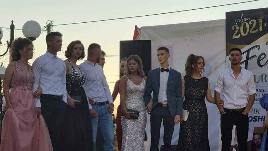 E rrallë në Shqipëri/ Në Devoll del i gjithë qyteti për të parë festën e maturës 2 208814063 356389969238028 184996032663688168 n