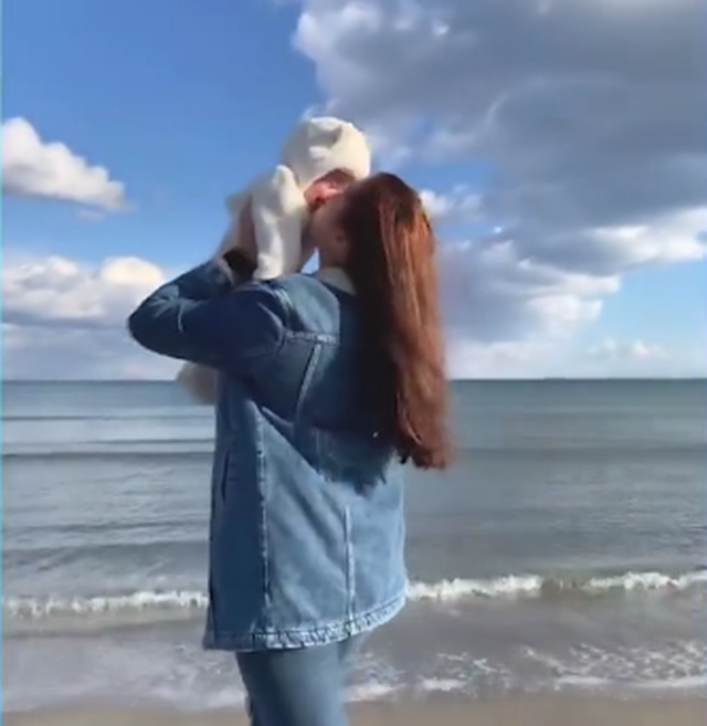 Bashkëshorti e mbyti me duart e tij, dalin momentet e fundit kur 20-vjeçarja luante më foshnjën e saj (VIDEO) 640 0 60cc560c91ee0