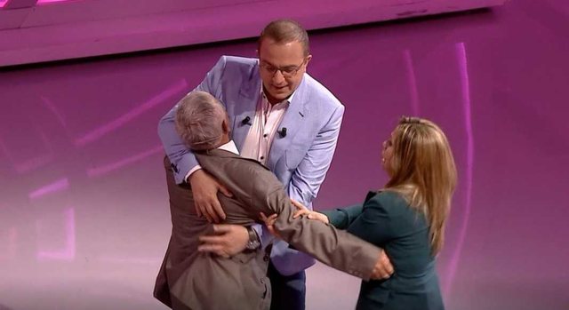 Takon vajzën pas 38 vitesh, babait i bie të fikët në mes të studios 640 0 60cf57e5c0fa8