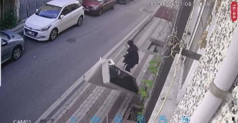 Video virale/ Hodhi divanin nga dritarja e pallatit dhe për pak vrau një kalimtare, banori i tronditur: Kur ajo doli… 800 0 60c33d84935d7