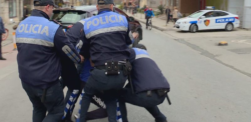 Laç/ Oficerët e SHÇBA arrestojnë kolegun e tyre, zbardhen akuzat që rëndojnë mbi 53-vjeçarin 800 0 60d329b6a2a4e