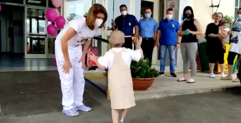 Fitoi betejën me kancerin, vogëlushja italiane bën gjestin emocionues teksa po dilte nga spitali 800 0 60d58d6e7f8fb