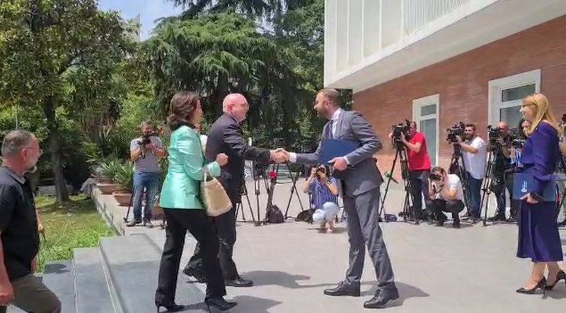 Takim ‘kokë më kokë’ 45 minuta në Edi Ramën, zyrtari i lartë i DASH i shkon në zyrë Lulzim Bashës 800 0 60dc3fbc1df2a