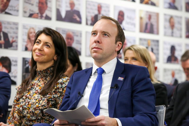 U kapën duke u puthur, ish-ministri britanik dhe asistentja e tij bëjnë hapin e rëndësishëm për të ardhmen 800 0 9f6c4a3410973b1e77d5829a8225b102