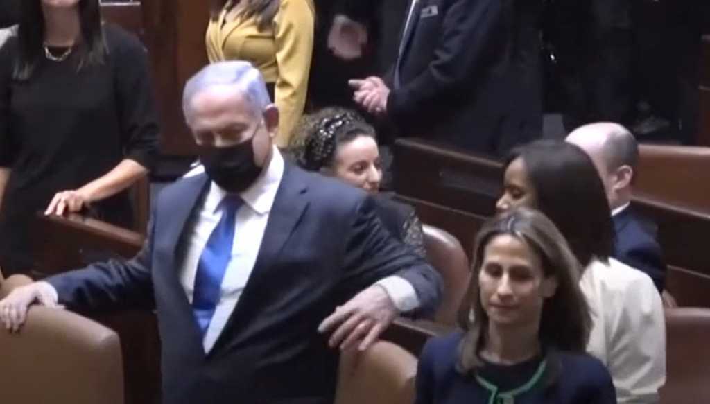 VIDEO/ Netanyahu harron që humbi dhe ulet përsëri në karrigen e kryeministrit, dikush i thotë se nuk është vendi i tij Benjamin Netanyahu