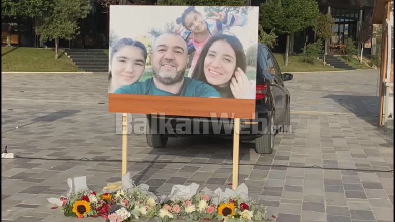 Familja u shua në aksident/ Familjarët dhe qytetarët protestë në Fier, ja mesazhet e forta për drejtësi! FAMILJA GUSHI PROTESTE 770x433 1