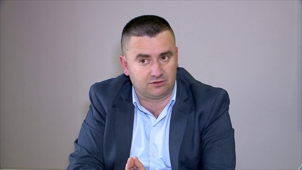 Protesta për ujin në Kuçovë, flet avokati Arben Llangozi: Banorët u dhunuan nga banda e policisë Llangozi