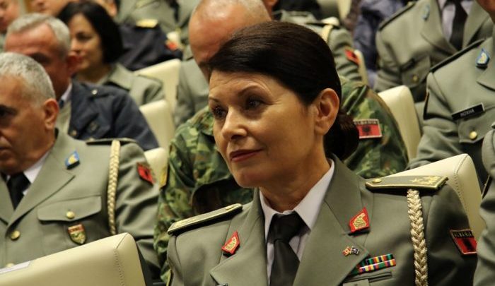 Presidenti Meta firmos dekretin, kjo është e para grua ushtarake shqiptare që merr gradën “Gjeneral Major” Manushaqe Shehu
