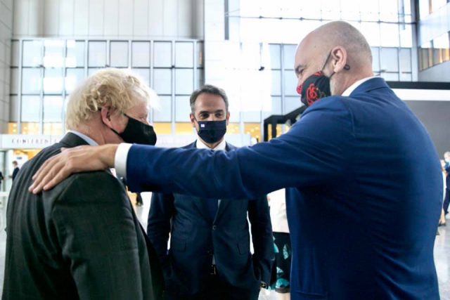 Rama i hedh dorën mbi sup kryeministrit Boris Johnson në Samitin e NATO-s në Bruksel Rama i hedh doren mbi sup kryeministrit Boris Johnson ne Samitin e NATO s ne Bruksel