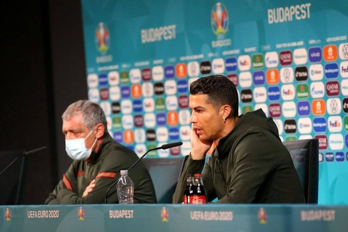 Larguan shishet e Coca -Colës në konferencë, UEFA ka një kërkesë për futbollistët Ronaldo 4