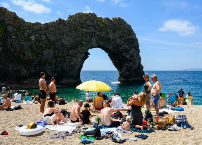 Temperaturat në rritje, vajzat britanike 'harrojnë' koronavirusin, tregojnë format me bikini 5 Screenshot 10 7