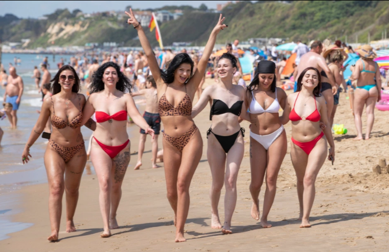 Temperaturat në rritje, vajzat britanike 'harrojnë' koronavirusin, tregojnë format me bikini 6 Screenshot 11 5 1