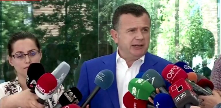 “Mos fol më o llapaqen”, incident tek oborri i PS gjatë deklaratës së Ballës (Video) Screenshot 5 11 770x376 1