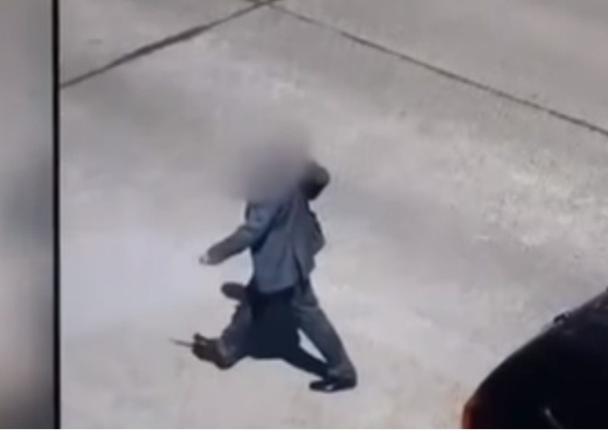 Me kostum dhe thikë në dorë, shqiptari vret të dashurin e ish-gruas, ecën i qetë me duart me gjak Screenshot 9 17