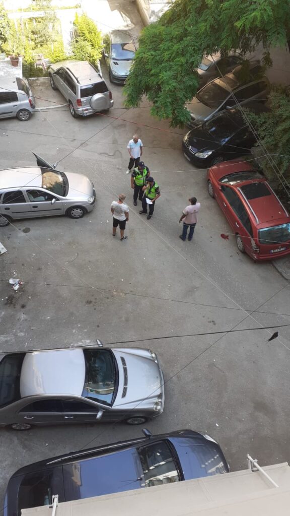 FOTOT / Furgoni që transportonte sirianë përplas 5 automjete brenda bllokut të banimit në rrugën e Elbasanit 3 WhatsApp Image 2021 06 21 at 11.53.36