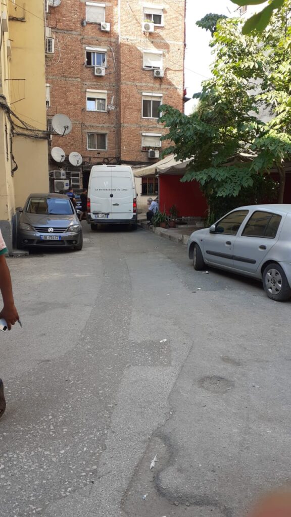 FOTOT / Furgoni që transportonte sirianë përplas 5 automjete brenda bllokut të banimit në rrugën e Elbasanit 1 WhatsApp Image 2021 06 21 at 11.53.39 1