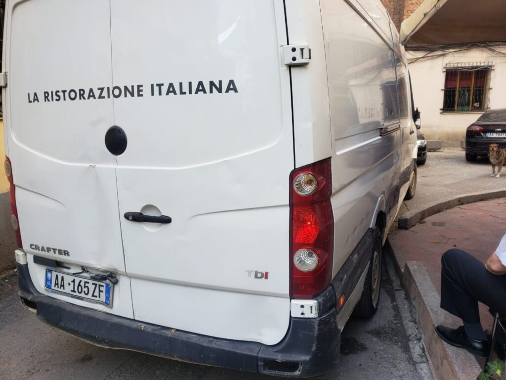 FOTOT / Furgoni që transportonte sirianë përplas 5 automjete brenda bllokut të banimit në rrugën e Elbasanit WhatsApp Image 2021 06 21 at 11.53.39