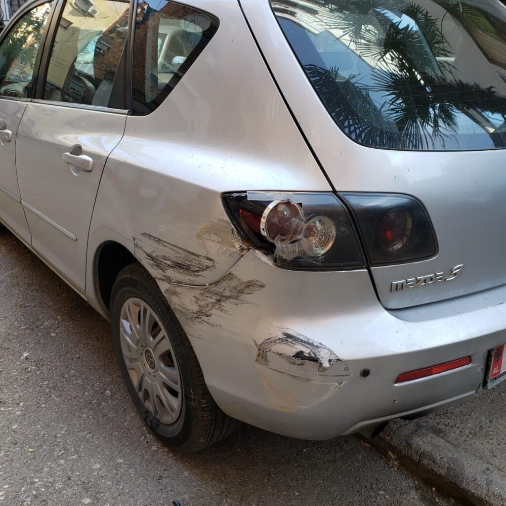 FOTOT / Furgoni që transportonte sirianë përplas 5 automjete brenda bllokut të banimit në rrugën e Elbasanit 2 WhatsApp Image 2021 06 21 at 11.53.41