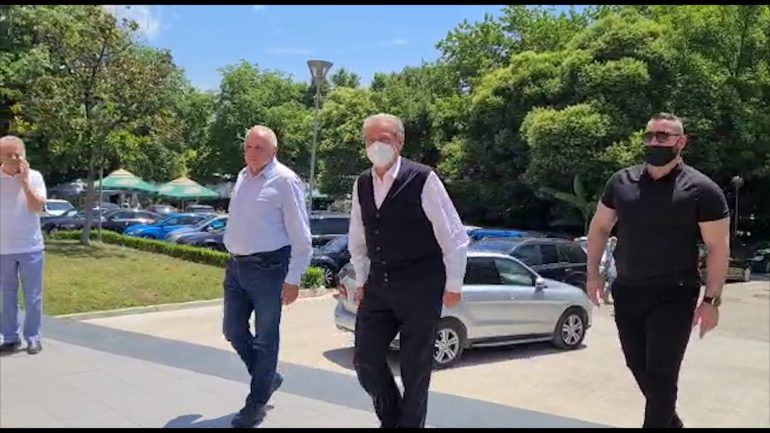 Rikthim në krye të PD? Berisha i përgjigjet gazetarëve pas votimit për kryetarin e ri: Jam konsistent ndaj… WhatsApp Video 2021 06 13 at 09.30.31.6066.Still001 770x433 1