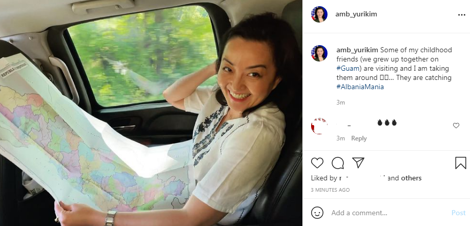 Me hartën përpara, ambasadorja e SHBA iu prezanton Shqipërinë miqve të fëmijërisë 1 Yuri Kim ok