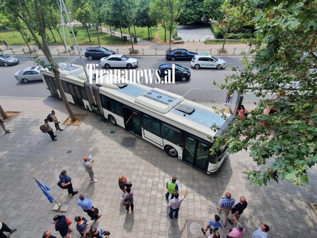 Autobusi urban hyn në trotuar, panik tek kalimtarët aksidenti 2