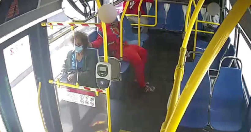VIDEO/ Adoleshenti i vë flakën flokëve të gruas në autobus autobus