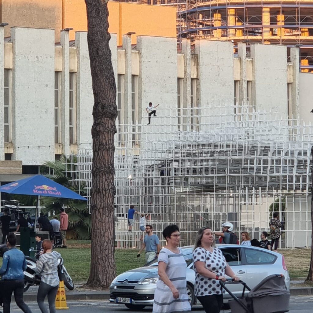 Brezi i ri i prindërve “harron” fëmijët, të vegjlit rrezikojnë jetën në qendër të Tiranës b45faa41 2b80 43e5 96e1 dea794836be3 1