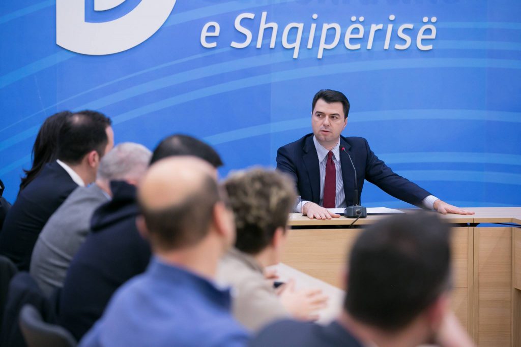 “Turp, na kanë përgjuar”/ Zbardhet debati me dyer të mbyllura në PD, Basha i kthehet Vokshit, Tabakut e Bozdos: S’mund të bëhemi këtu si në shkollë që t’ju mbledhim celularët basha kryesia pd