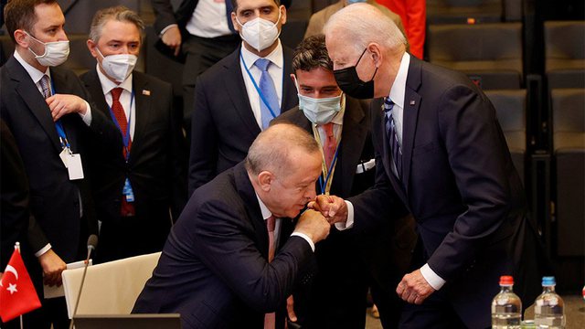 Kamerat kapin momentin e ‘sikletshëm’ mes Biden dhe Erdogan biden erdogan