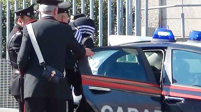 Refuzoi të ndryshojë muzikën, shqiptari qëllon me shishe menaxherin e lokalit carabinieri