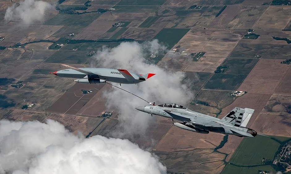 VIDEO/ Flota amerikane bën historinë, “droni cisternë” furnizon për herë të parë një aeroplan luftarak gjatë fluturimit dron