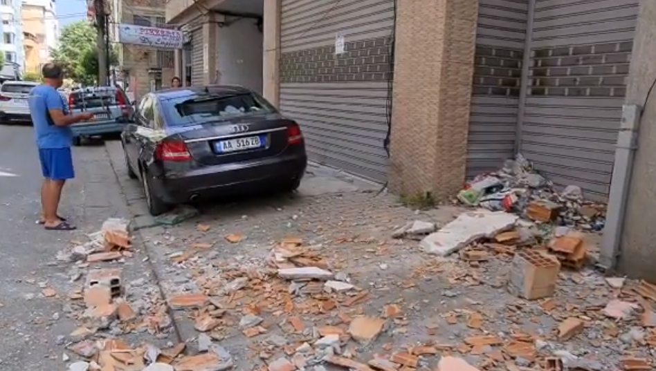 Durrës/ Fasada e një pallati të dëmtuar nga tërmeti shkëputet papritur, shpëton mrekullisht qytetari durres 1