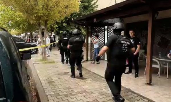 “Ndaluan për të bërë foto”, detaje nga pengmarrja e biznesmenit dhe punonjëses në aksin Peqin-Elbasan: I zhveshën dhe i bën video elbasan 1