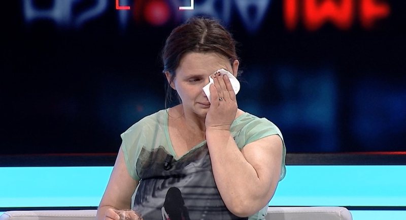 “Burri me vjehrrën e kunatën më rrahën dhe përfundova në spital”, 37-vjeçarja bën rrëfimin rrëqethës për jetën e saj: Kam 4 fëmijë! elmie