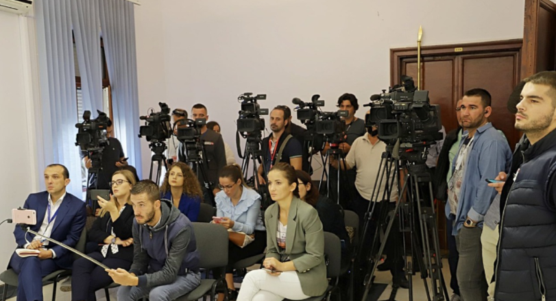 Byroja “nxjerr” gazetarët nga Kuvendi (VENDIMI) gazetare