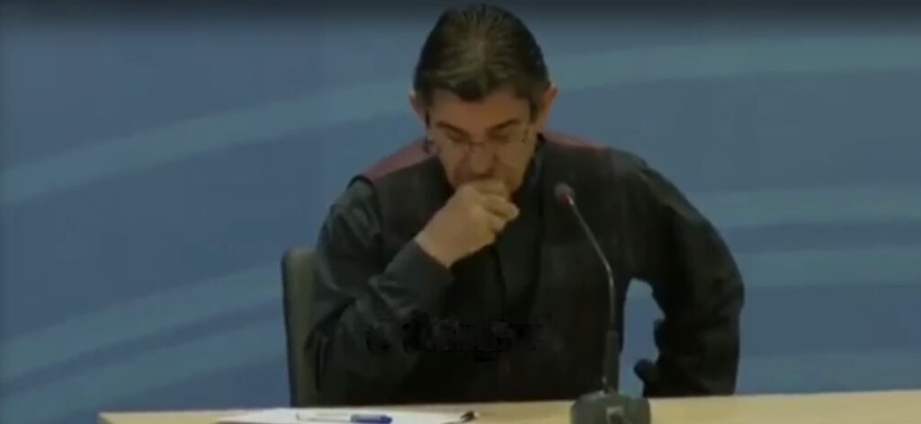 Jemin Gjana harron kamerat në konferencën për shtyp! Heq çamçakëzin dhe e ngjit poshtë tavolinës gjana 1