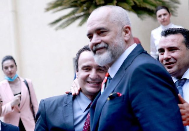 Foto e Ramës me Kurtin/ Vetëvendosje: Nuk ishte përqafim vëllazëror, por prej… hdfhdhdh