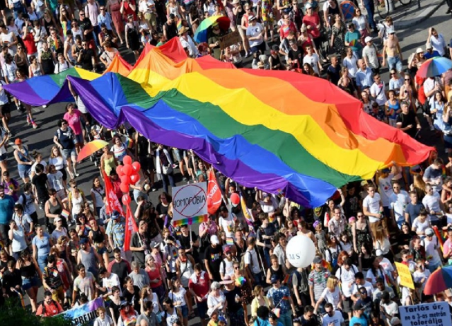 Hungaria ndalon librat me përmbajtje homoseksuale hung